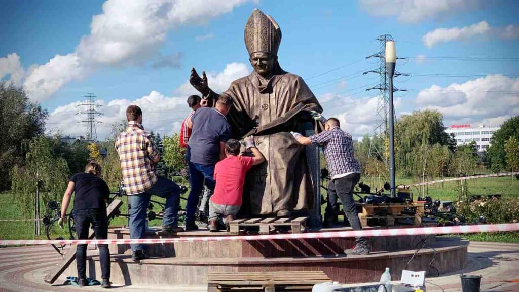 Montaż pomnika Jana Pawła II
