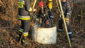 Chciał ją ratować. Sam też runął do studni