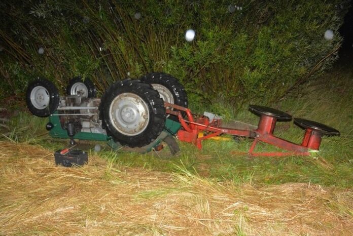 W Kobylanach traktor przewrócił się na pasażera