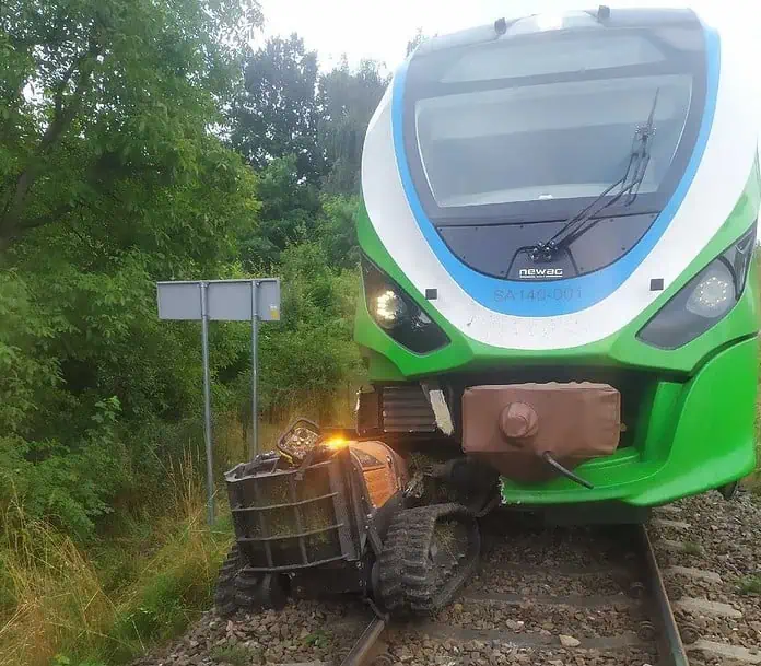 Kosiarka zderzyła się z pociągiem