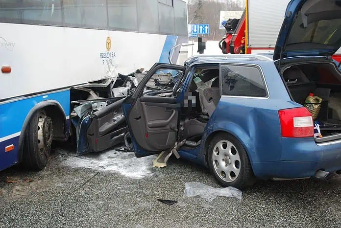 Zderzenie audi z autobusem w Świlczy