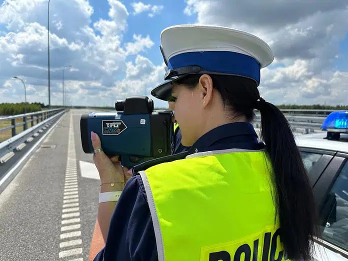 Policja mierzy odległości na A4