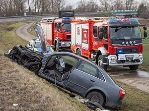 Auto runęły z nasypu. Trzy osoby ranne