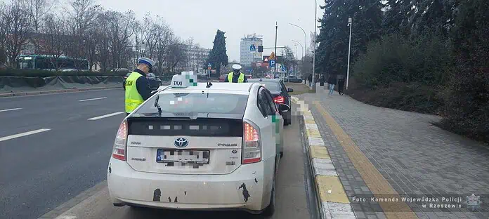 Policja kontroluje taksówkę na aplikację