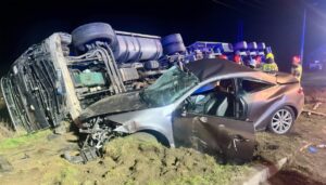 Wjechał wprost pod tira. 19-latek w ciężkim stanie
