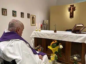 Papież Franciszek wciąż pod opieką lekarzy. Watykan uspokaja, ale wierni się niepokoją