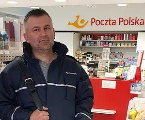 Listonosz zapukał do drzwi. To, co stało się chwilę później, zapamięta na długo