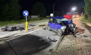 Dramat w Boguchwale. Motocykl dosłownie wbił się w auto