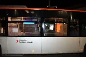 Zielonogórski „turysta” w Rzeszowie. Młotkiem rozbił trzy szyby w autobusie