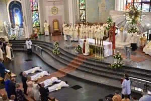 Sutanny na wagę złota. W Rzeszowie już tylko czterech nowych księży